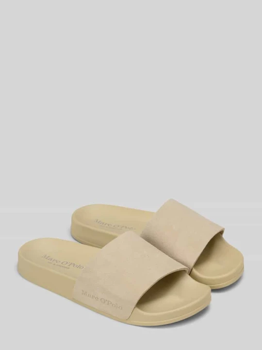 Zdjęcie produktu Klapki kąpielowe z tłoczonym logo marki Marc O'Polo Piaskowy