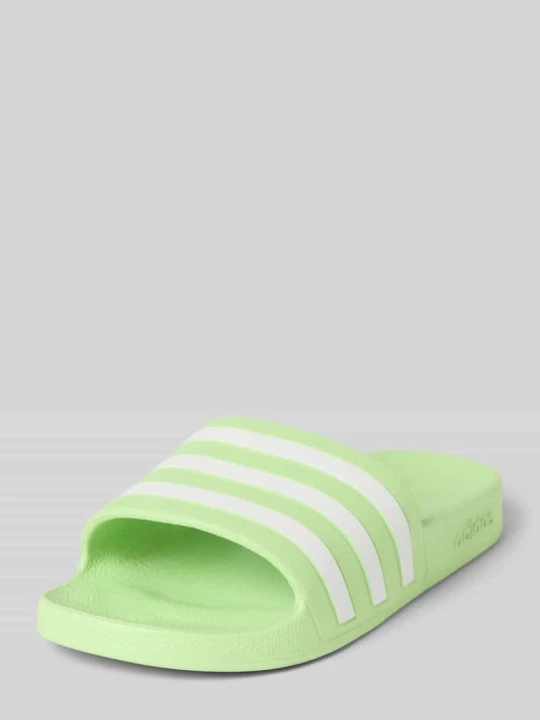 Zdjęcie produktu Klapki kąpielowe z tłoczonym logo Model 'ADILETTE AQUA' Adidas Jasnozielony