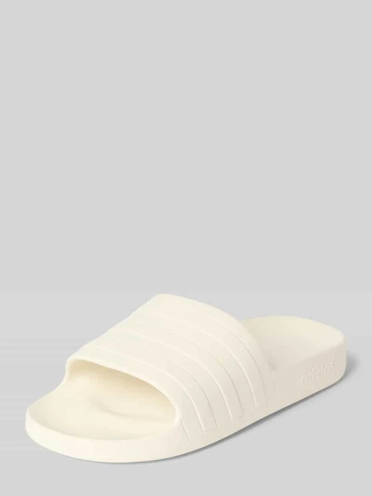 Zdjęcie produktu Klapki kąpielowe z tłoczonym logo Model 'ADILETTE AQUA' Adidas Złamany biały