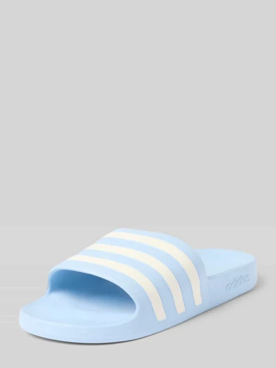 Zdjęcie produktu Klapki kąpielowe z tłoczonym logo Model 'ADILETTE AQUA' Adidas Jasnoniebieski
