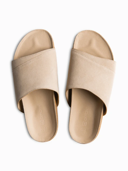 Zdjęcie produktu Klapki męskie z naturalnego zamszu na korkowej podeszwie - beżowe V2 Ombre Clothing