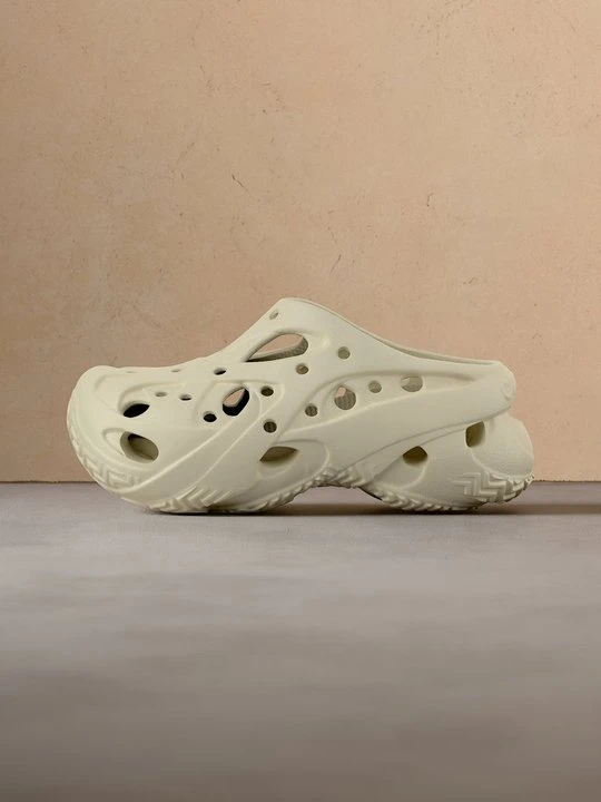 Zdjęcie produktu Klapki na obcasie Crocs mleczny