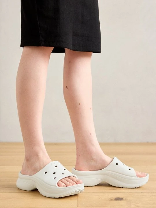 Zdjęcie produktu Klapki płaskie Crocs biały