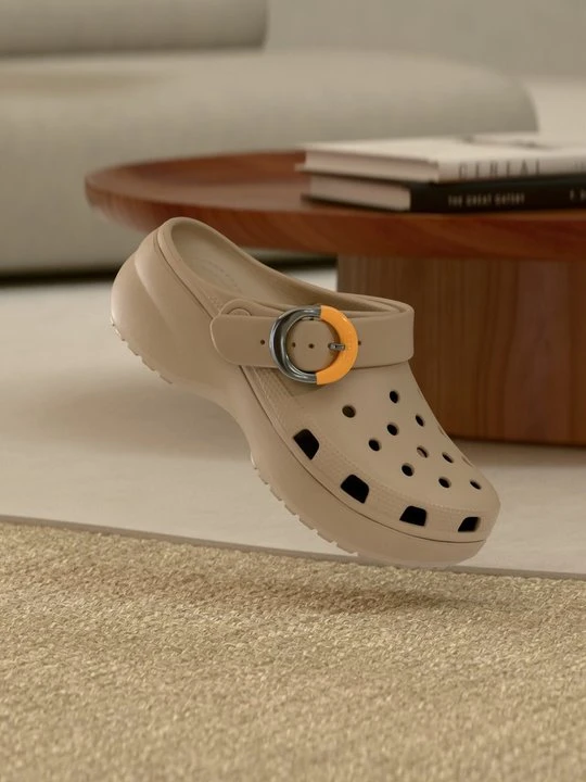 Zdjęcie produktu Klapki płaskie Crocs wielbłądzi