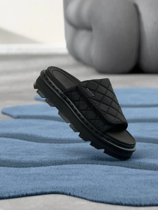 Zdjęcie produktu Klapki płaskie Dr. Martens czarny