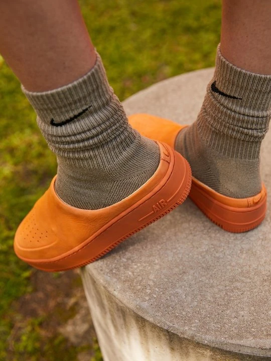 Zdjęcie produktu Klapki płaskie Nike pomarańczowy