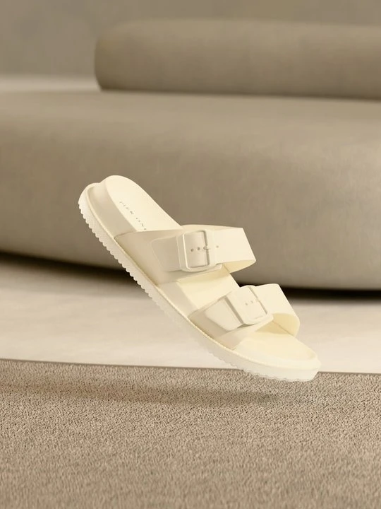 Zdjęcie produktu Klapki płaskie Pier One By Zalando biały