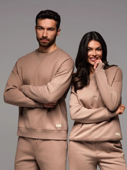 Zdjęcie produktu Klasyczna dresowa bluza unisex z okrągłym dekoltem – brązowa V16 - Rozmiar: XS / S Ombre Clothing