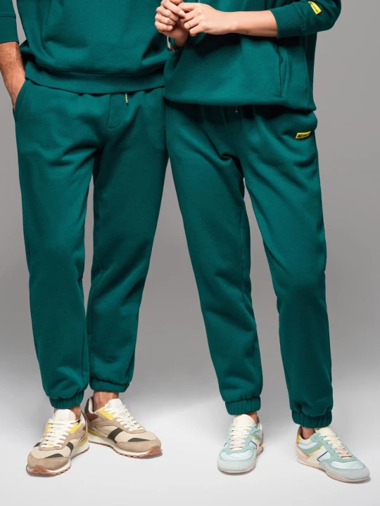 Zdjęcie produktu Klasyczne dresowe spodnie unisex ze ściągaczami – ciemnozielone V17 - Rozmiar: XS / S Ombre Clothing ciemnozielony