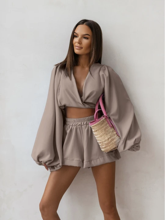 Zdjęcie produktu Komplet bluzka wiązana i spodenki MOELI - mocha mousse  magmac 