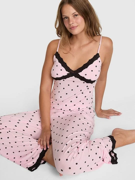 Zdjęcie produktu Komplet piżamowy: top na ramiączkach i spodnie z koronkową lamówką 24 / 7 Lounge Victoria's Secret
