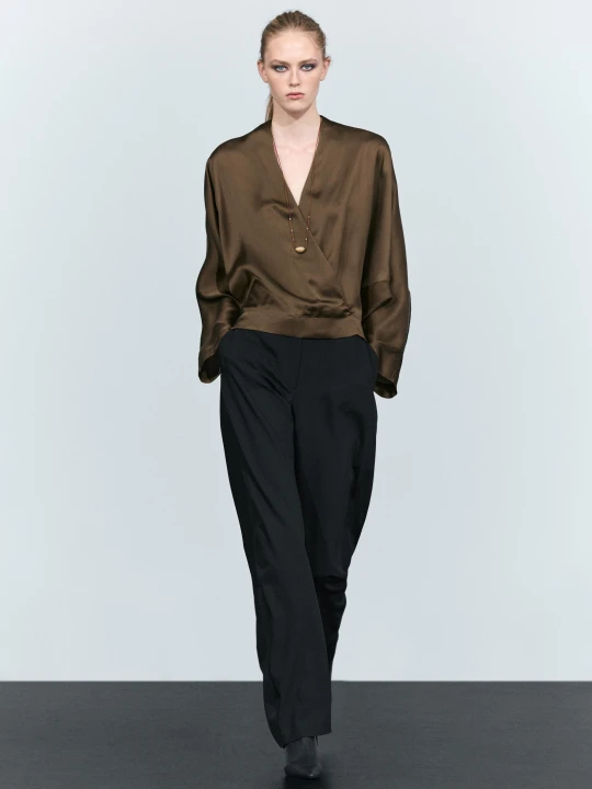 Zdjęcie produktu Kopertowa Bluzka Satynowa Z Nietoperzowym Rękawem - Brązowy - Massimo Dutti - Female