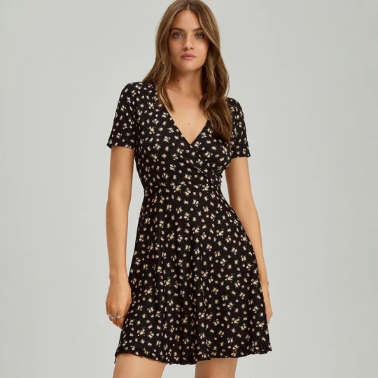 Zdjęcie produktu Kopertowa sukienka mini fit&flare w kwiaty czarna House