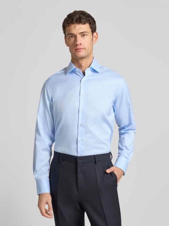 Zdjęcie produktu Koszula biznesowa o kroju modern fit z kołnierzykiem typu kent i mankietami sportowymi Eterna Błękitny
