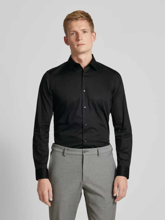 Zdjęcie produktu Koszula biznesowa męska JOOP! Collection;Mieszanka bawełny z dodatkiem streczu;Krój slim fit;Model ‘Pit’;Kołnierzyk typu kent;Listwa guzikowa na całej długości Czarny