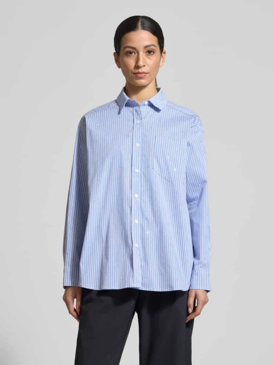 Zdjęcie produktu Koszula-bluzka o kroju relaxed fit z naszywanymi na całej powierzchni dżetami model 'Dalma NEO NOIR Jasnoniebieski