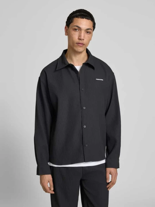 Zdjęcie produktu Koszula casual o kroju regular fit z kołnierzykiem kent i przeszyciem z logo Pegador Czarny