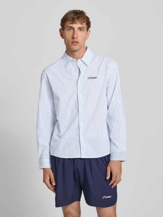 Zdjęcie produktu Koszula casual o kroju regular fit z kołnierzykiem kent i przeszyciem z logo PROHIBITED Jasnoniebieski