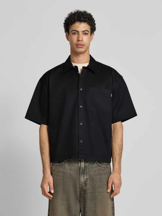 Zdjęcie produktu Koszula casual o kroju relaxed fit z kieszenią na piersi REVIEW Czarny