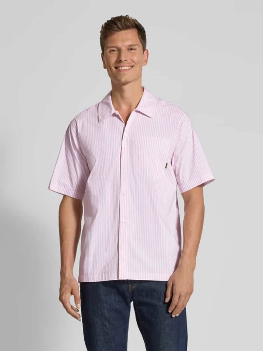 Zdjęcie produktu Koszula casualowa o kroju regular fit z kieszenią na piersi i detalem z logo Woodbird Mocnoróżowy