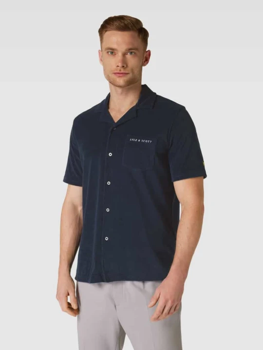 Zdjęcie produktu Koszula casualowa o kroju regular fit z kieszenią na piersi Lyle & Scott Ciemnoniebieski