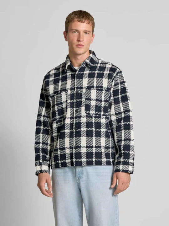 Zdjęcie produktu Koszula casualowa o kroju regular fit z kieszeniami na piersi REVIEW Écru