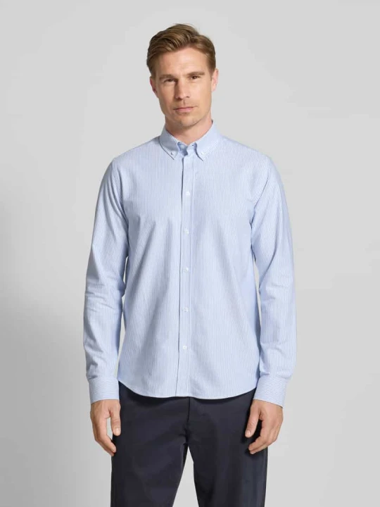 Zdjęcie produktu Koszula casualowa o kroju regular fit z kołnierzykiem typu button down model ‘Konrad’ Les Deux Jasnoniebieski
