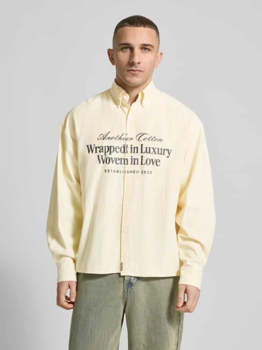Zdjęcie produktu Koszula casualowa o kroju regular fit z nadrukiem z napisem Another Cotton Lab Jasnożółty