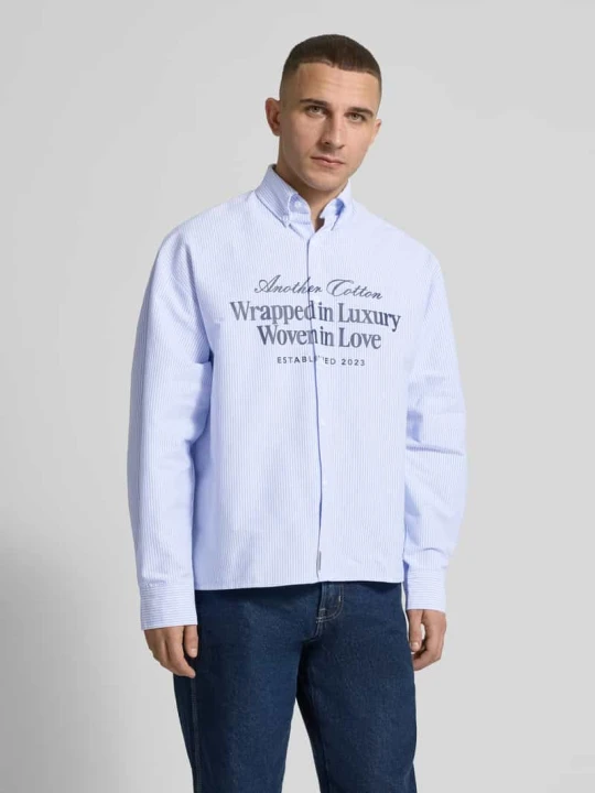 Zdjęcie produktu Koszula casualowa o kroju regular fit z nadrukiem z napisem Another Cotton Lab Jasnoniebieski
