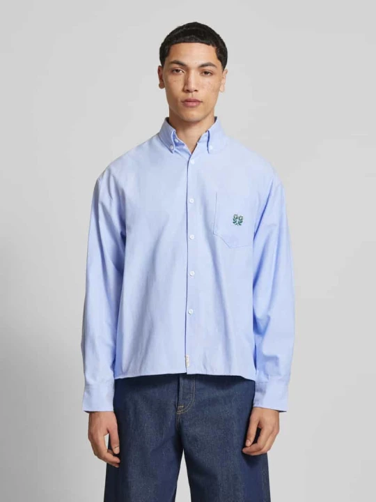 Zdjęcie produktu Koszula casualowa o kroju regular fit z wyhaftowanym motywem Another Cotton Lab Jasnoniebieski