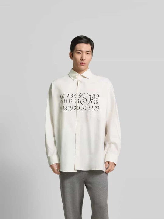 Zdjęcie produktu Koszula casualowa o kroju relaxed fit z brustaszą MM6 Maison Margiela Biały