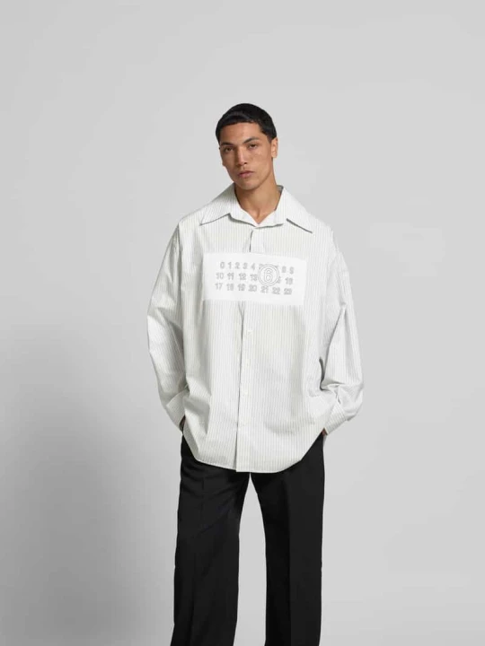 Zdjęcie produktu Koszula casualowa o kroju relaxed fit z detalem z logo MM6 Maison Margiela Biały