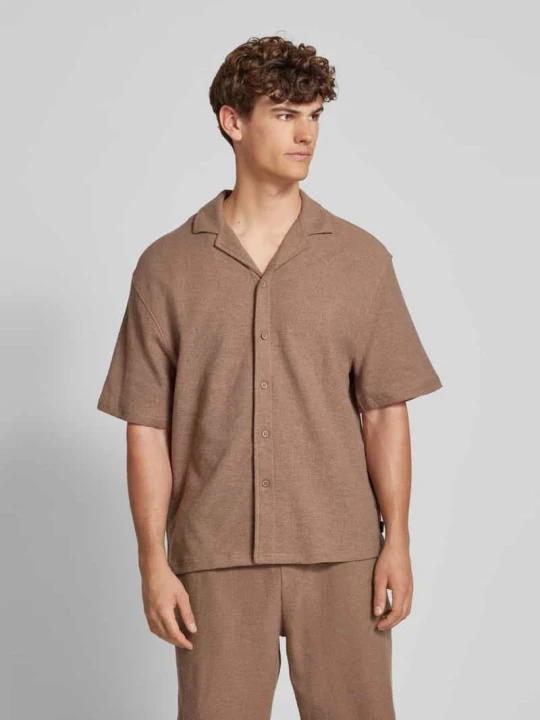 Zdjęcie produktu Koszula casualowa o kroju relaxed fit z fakturowanym wzorem REVIEW Ziemisty brązowy