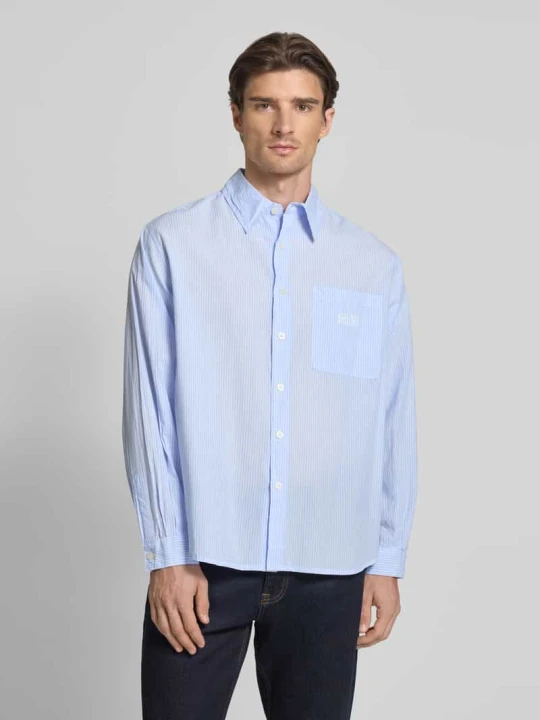 Zdjęcie produktu Koszula casualowa o kroju relaxed fit z kieszenią na piersi model ‘ELUABIRD’ American Vintage Jasnoniebieski