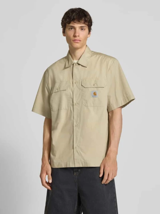 Zdjęcie produktu Koszula casualowa o kroju relaxed fit z kołnierzykiem typu kent i detalem z logo Carhartt WIP Beżowy