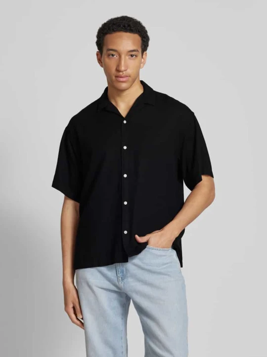 Zdjęcie produktu Koszula casualowa o kroju relaxed fit z kołnierzykiem typu resort model ‘WAYNE’ Jack&Jones Czarny