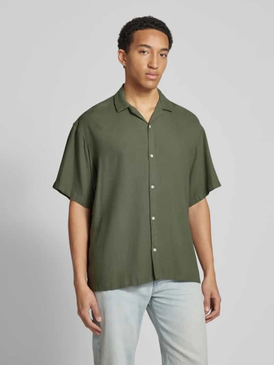 Zdjęcie produktu Koszula casualowa o kroju relaxed fit z kołnierzykiem typu resort model ‘WAYNE’ Jack&Jones Ciemnozielony