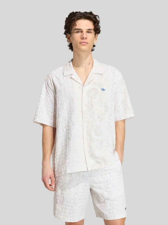 Zdjęcie produktu Koszula casualowa o kroju relaxed fit z seersucker z aplikacją z logo adidas Originals Złamany biały