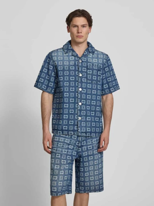 Zdjęcie produktu Koszula casualowa o kroju relaxed fit z tkaniny stylizowanej na denim z nadrukiem z logo na całej powierzchni COLUCCI Jeansowy niebieski