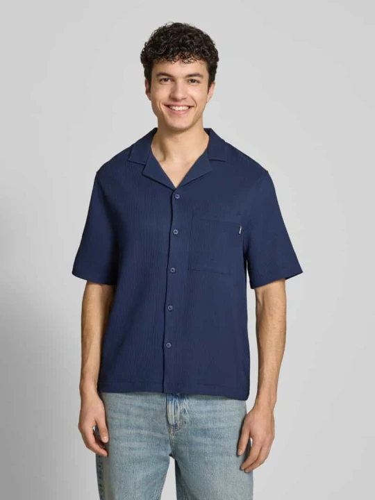 Zdjęcie produktu Koszula casualowa o pudełkowym kroju w plisowanej stylistyce REVIEW Granatowy