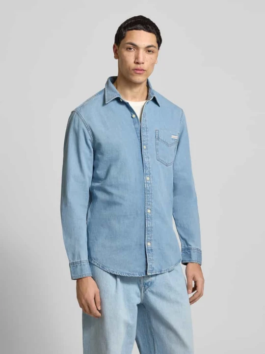 Zdjęcie produktu Koszula jeansowa o kroju regular fit z detalem z logo Calvin Klein Jeans Jasnoniebieski