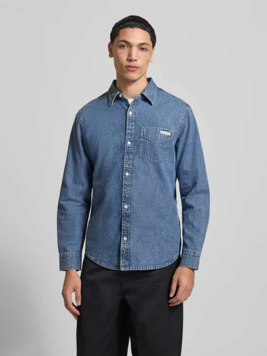 Zdjęcie produktu Koszula jeansowa o kroju regular fit z brustaszą i detalem z logo Calvin Klein Jeans Ciemnoniebieski