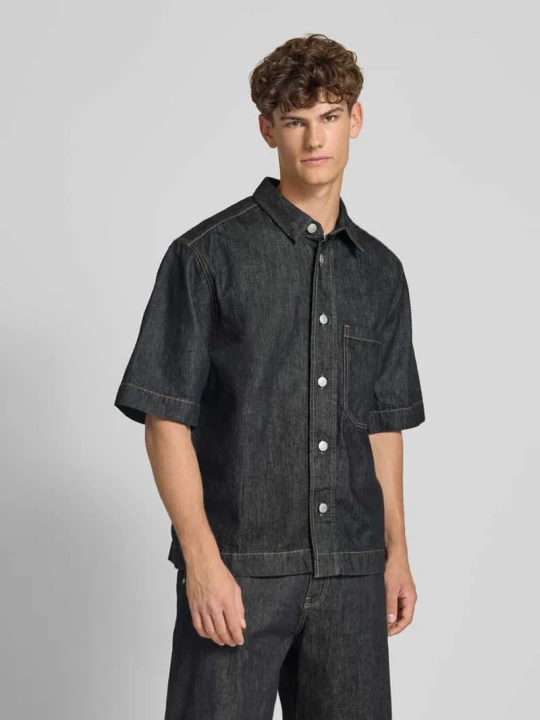 Zdjęcie produktu Koszula jeansowa o kroju regular fit z kieszenią na piersi REVIEW Czarny