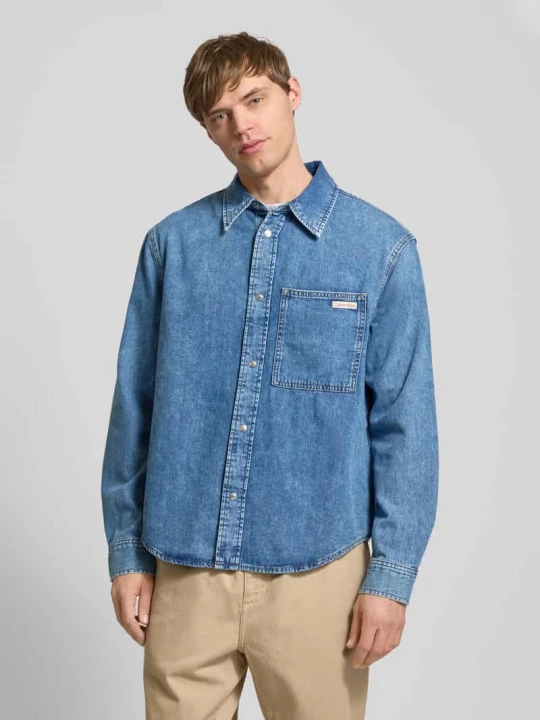 Zdjęcie produktu Koszula jeansowa o kroju regular fit z nadrukiem z logo Calvin Klein Jeans Jeansowy niebieski