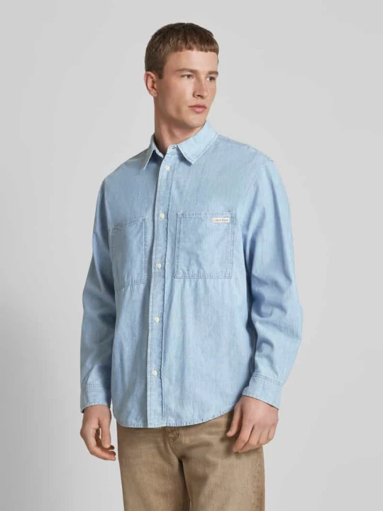 Zdjęcie produktu Koszula jeansowa o kroju regular fit z nakładanymi kieszeniami na piersi Calvin Klein Jeans Jeansowy niebieski