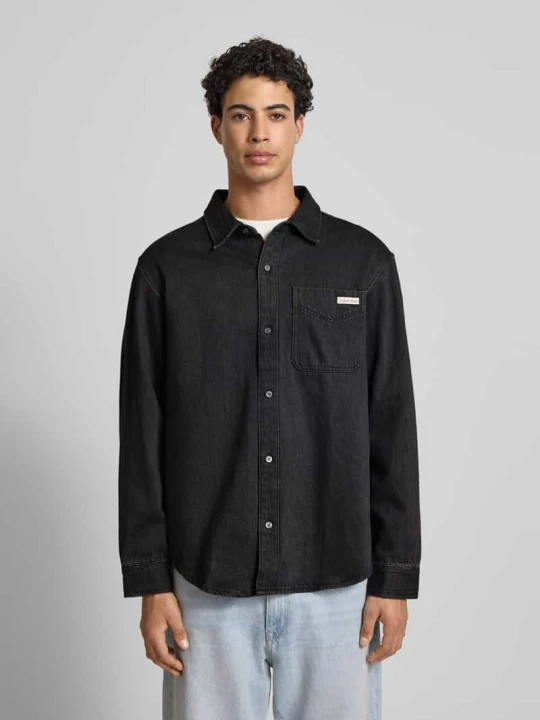Zdjęcie produktu Koszula jeansowa o kroju regular fit z naszywką z logo model ‘Classic’ Calvin Klein Jeans Czarny