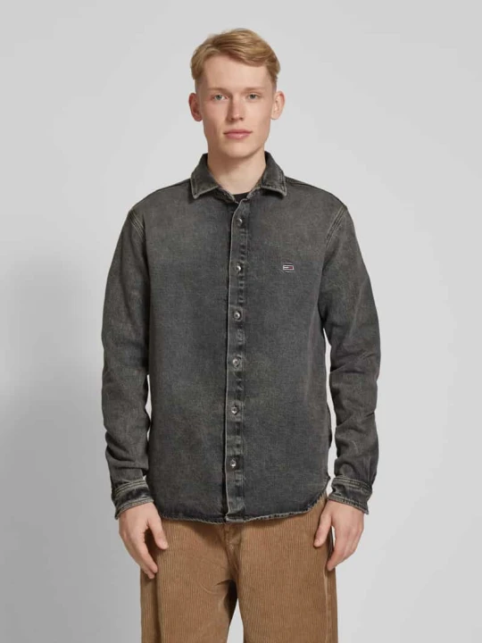 Zdjęcie produktu Koszula jeansowa o kroju regular fit z wiskozy z wyhaftowanym logo Tommy Jeans Czarny