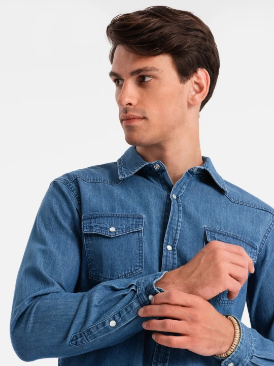 Zdjęcie produktu Koszula męska jeansowa na zatrzaski z kieszonkami - niebieska V2 Ombre Clothing