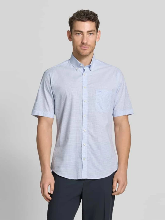 Zdjęcie produktu Koszula o kroju modern fit koszula casualowa z brustaszą i wyhaftowanym logo FYNCH-HATTON Jasnoniebieski