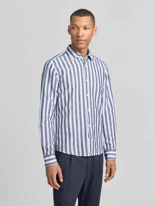 Zdjęcie produktu Koszula o kroju slim fit biznes z kołnierzykiem typu kent model 'Pit' JOOP! Granatowy